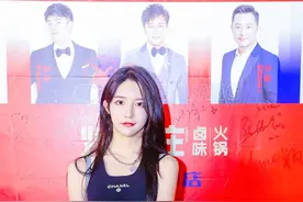 女装大佬艾比，和李晨、陈赫合影，浑身气质不输一线女星图片