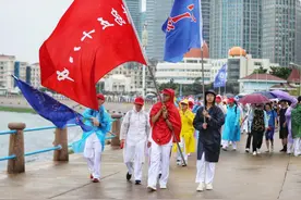 雨中拉练，硬核考验！青岛五十八中千余名高一新生接受“洗礼”图片