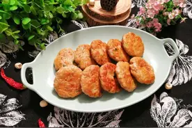 莲藕猪肉加萝卜，轻松搞定莲藕肉饼，全家人都觉得好吃图片