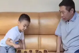 冯巩背孙子等公交其乐融融，和他一起成名的老搭档牛群却晚年凄凉图片