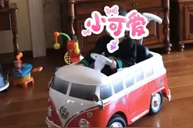 举报！亲妈带孩子开玩具车上路还闯红灯，你们管不管？！交警：安排！图片