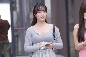 身材微胖的姑娘，灰色两件套裙子搭配尖头细跟鞋，展现气质美图片