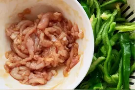 香辣嫩滑的青椒炒肉丝，而且做法简单超下饭，三碗米饭都不够吃图片