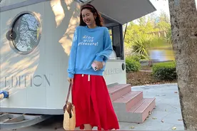 陈赫现任老婆衣品没得说，一身亮色也不显俗，36岁像个女大学生图片
