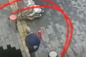 北京一路面突然塌陷大妈跌落深坑，民警消防联手救人图片