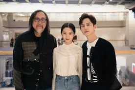 黄磊女儿多多长大了！抹鲜艳红唇扮轻熟少女，14岁身高直追何炅图片