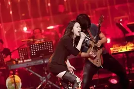 为了生活4年酒吧驻唱，《超女》名震一时，身价过亿仍如拼命三郎图片