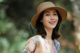 在街上，偶见一中年女子穿的这“复古小衫”，文艺优雅，美极了图片