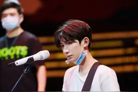 王源彩排花絮，穿搭日常又简约，认真彩排的样子好帅图片