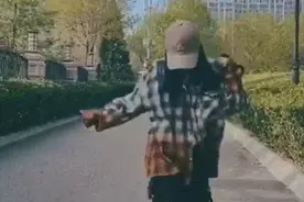 李小璐晒跳舞视频又被骂上热搜：配不配当妈，这事到底谁说了算？图片
