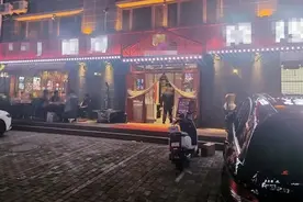 临河城管治理店外烧烤“出新招”图片