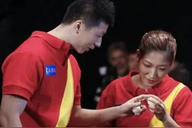 太甜了！刘诗雯撒娇，小拳头乱揍马龙，现场音乐起哄：爱的就是你图片