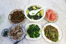 上班族妈妈回家做晚餐，一小时搞定四菜一汤，火急火燎像赶场图片