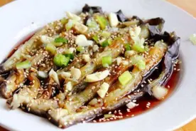 做蒸茄子，直接蒸是大错！多做2步，茄子不发黑，口感嫩，更入味图片