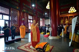 大悲禅院为荣宝斋木版水印范曾恭绘《观世音菩萨造像》洒净加持图片