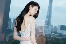 傅菁身材迷人，穿白色薄纱裙勾勒诱人曲线，美得高级又惊艳图片
