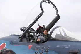 知名女优穿上飞行服，坐进战斗机拍写真，日本航空自卫队募兵有方图片