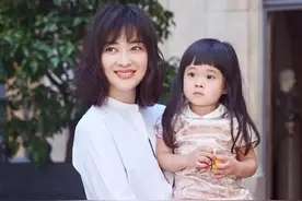 梅婷7岁女儿了不得，穿优雅印花裙气质出众，“锅盖刘海”太呆萌图片