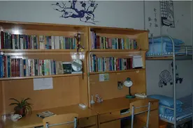 “7人间”寝室被吐槽，新老学生很委屈：人多地方小物品没地放图片