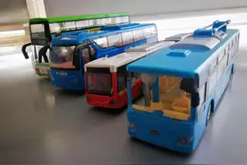 郑州有一群对公交痴迷的人：坐过郑州80%以上的公交车，收藏各种公交模型图片