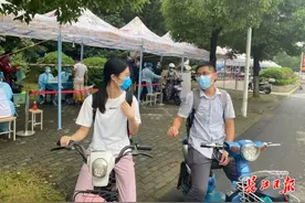 华中农大研究生情侣携手返校第一件事，各自回实验室图片