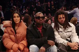金·卡戴珊夫妇现身NBA比赛，金姐主动索吻，看比赛还不忘撒狗粮图片
