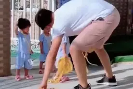 三胞胎宝宝们的上学的趣事，逗乐保安，网友：苦了孩子爸爸图片
