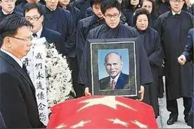 霍英东葬礼：霍启刚手捧遗像，何鸿燊和李嘉诚扶灵，待遇堪比国葬图片