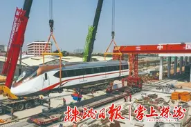 「牢记总书记嘱托开新篇」中流击楫破浪行图片