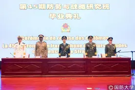 来自38国的外军学员从国防大学毕业图片