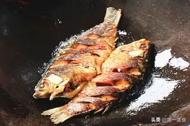 煎鱼时，第一步下油锅就错了，饭店常用的1招，鱼不粘锅不破皮图片