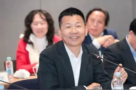 丽水服装富豪发家史：办纽扣厂起家，坐迈巴赫62，身家80亿图片
