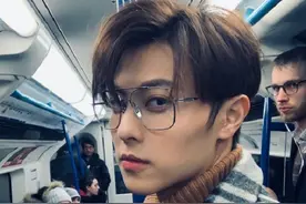 棒棒堂王子公开发糖 晒与女友亲密合照 力破不和传闻图片