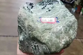 小伙花两万块闲钱入手一块“象皮石”，切开后几天都睡不着图片