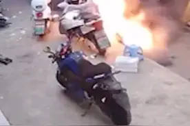 安徽芜湖电动车瞬间爆燃，火焰喷射而出图片