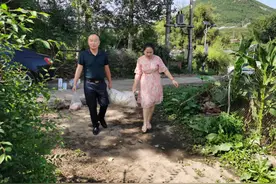 情系贫困生，家访筑心桥——龙井职教校长走访慰问贫困生图片
