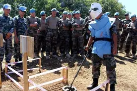 中国“万人部队”赶赴巴基斯坦，引当地居民围观，称：够朋友图片