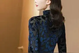 建议妈妈穿这件“打底衫”，脱下外套，时髦洋气，温暖显格调图片