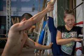 实拍：杂技女孩尴尬的私下生活，三岁开练到三十图片