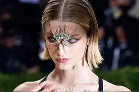 因为喜欢女生，干脆自己成为女生？图片