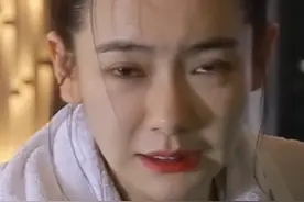 戚薇生理期坚持下水拍戏，有谁注意她把手放在哪？女生们看完秒懂图片