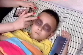 儿子玩手机上瘾，妈妈“奇招”根除隐患，爸爸竖起大拇指表示佩服图片