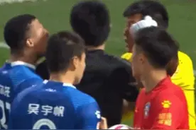 中国足坛昨晚出现1超危险犯规：门将被踢太阳穴引发激烈冲突图片