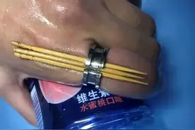 网红开瓶戒指变咬人“魔戒”，把消防员忙坏了图片
