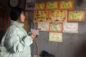 14岁女孩从未见过父亲，过年对着爸爸相片说：盼妈妈嫁个好人家图片
