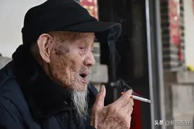 102岁爷爷，率性而活，吃肥肉，喝浓茶，抽旱烟，每天睡到自然醒图片