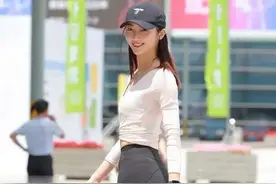 美女一身黑色紧身裤，穿出温柔细腻，美中带雅图片