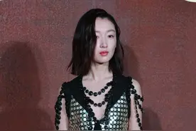 LV2022春夏女装上海大秀：周冬雨亮片裙吸睛，迪丽热巴科幻感十足图片