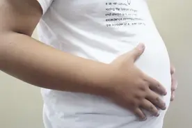 40岁男子，坚持1年，每天50个俯卧撑，他获得的好处可不少图片