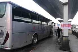 长春到榆树T388路公交车正式上线第二天 乘客为新车点赞图片